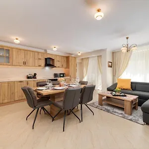 Apartment Deluxe And Garden, Varna